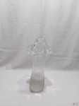 Vaso floreira  em grosso vidro ricamente moldado. Medindo 33,5cm de altura. Leve bicado.