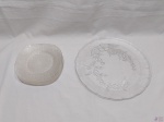 Prato de servir com 5 pratinhos de bolo em vidro moldado. Medindo o prato de servir 32cm de diâmetro.