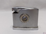 Isqueiro de mesa Monarch da marca Crown em metal prateado. Medindo 6,5cm de largura x 6cm de altura. Necessita de fluido e pedra.