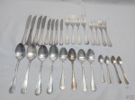 Parte de faqueiro com 28 peças em prata 90 Apolo. Sendo 4 garfos de mesa, 4 facas de mesa, 4 colheres de sopa, 4 garfos de sobremesa, 4 facas de sobremesa, 4 colheres de sobremesa e 4 colheres de café.
