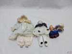 Lote composto de 4 bonecas de pano com membros em porcelana, antigas. Medindo a maior 24cm de comprimento.