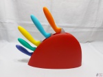 Jogo de 5 facas com lâmina em aço com  punho e cepo em resina colorida. Medindo a faca maior 31cm de comprimento