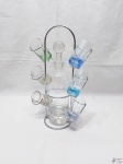 Garrafa com 6 copos em vidro com base coloria e suporte em aço inox. Medindo o suporte 30cm de altura.