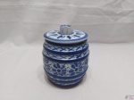 Potiche bojudo em porcelana Monte Sião azul e branco. Medindo 15cm de altura x 10cm de diâmetro.