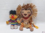 Lote de 2 pelúcias, sendo um boneco Ênio da Vila Sésamo e um leão. Medindo o leão 20cm de altura.