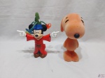 Lote de boneco do Mickey e boneco do Snoopy em resina. Medindo 20cm de altura.
