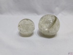 Par de pesos de papel em vidro de murano com bolhas internas. Medindo a maior 9cm de diâmetro.