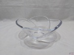 Lindo centro de mesa, fruteira em cristal moldado. Medindo 25,5cm de diâmetro x 10cm de altura.