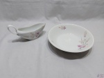 Jogo de travessa redonda funda e molheira em porcelana Real floral com friso ouro. Medindo a travessa 26cm de diâmetro x 6,5cm de altura.