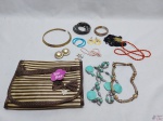 Lote de bijuterias, composto de colares, pulseiras, etc.