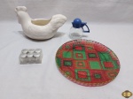 Lote diverso, composto de prato de bolo em vidro, porta ovos em porcelana na forma de galinha, etc. Medindo o prato 26cm de diâmetro.
