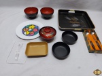Lote diverso, composto de bandeja em laca, prato em melamina, etc. Medindo a bandeja 28cm x 28cm x 3cm de altura.