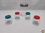Lote composto de pote para condimentos e 4 potes para temperos. Medindo o pote de condimentos 17cm de altura.