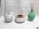 Lote composto de 3 vasos floreiras, sendo um em pedra, um em cerâmica e um em porcelana.