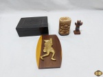 Lote diverso, composto de 2 enfeites na forma de totem, placa decorativa e caixa retangular. Medindo a caixa 14cm x 10cm x 5cm de altura.