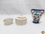 Lote diverso, composto de vaso decorativo em porcelana, potiche em porcelana e suporte para caneta em vidro. Medindo o vaso 12cm de altura.
