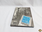 Livro ilustrado Magic Movie Moments, com texto em inglês.