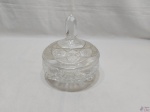 Compoteira baixa em vidro ricamente lapidado. Medindo 16,5cm de diâmetro de boca x 18,5cm de altura.