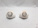 Saleiro e pimenteiro em concha natural com tampa de madrepérola. Medindo 5cm x 5cm x 5cm.