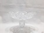 Pequena fruteira oval com pé em cristal ricamente lapidado. Medindo 18cm x 12cm x 14cm de altura.