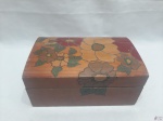 Caixa retangular em madeira entalhada com policromia. Medindo 22cm x 14cm x 10cm de altura.