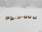 Jogo de 6 puxadores em alumínio com pintura ouro velho. Medindo 2,5cm de diâmetro x 3,5cm de comprimento.