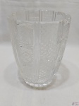 Vaso floreira em cristal ricamente lapidado. Medindo 13cm de diâmetro de boca x 16,5cm de altura.