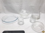 Lote composto de travessa redonda funda, 2 castiçais, pote com tampa e travessa rasa Marinex, todos em vidro. Medindo travessa funda: 21,5 cm de diâmetro x 8,5 cm de altura.
