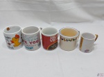 Lote de 5 canecas diversas para colecionador em porcelana e cerâmica, modelos diversos. Medindo a maior 9cm de altura.