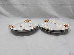 Jogo de 5 pratos em porcelana Real, sendo 3 rasos e 2 fundos. Algumas peças com leve bicado.