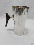 Jarra para água, sucos em prata 90 Wolff. Medindo 22,5cm de altura. Com uma mossa no fundo.
