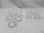 Lote de 9 copos em vidro incolor com base trabalhada. Sendo 4 de suco e 5 de whisky. Medindo os copos de suco 10cm de altura.