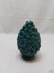 Pinha decorativa em cerâmica verde com relevos. Medindo 16,5cm de Altura.