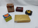 Lote com 5 caixas decorativas, materiais e modelos diversos. Medindo a caixa em prata 90 com desgaste 18cm x 10cm x 4cm de altura.