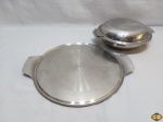 Lote composto de prato de bolo e travessa redonda com tampa em aço inox. Medindo o prato 31cm de diâmetro