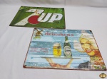 Lote de 2 placas decorativas em plástico duro. Medindo 41cm x 29cm. Uma com restauro.
