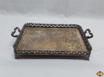 Bandeja retangular com alça em prata 90, fundo cinzelado e borda avarandada. Medindo 27cm x 20cm x 6cm de altura. Necessita de limpeza.