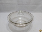 Travessa redonda funda, bowl com tampa em vidro temperado. Medindo 25,5cm de diâmetro x 10,5cm de altura.