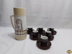 Jogo de garrafa térmica da Termolar com 6 xícaras de café em porcelana marrom.