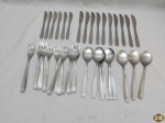 Parte de faqueiro com 35 peças em aço inox Tramontina. Composto de 10 garfos de mesa, 10 facas de mesa, 9 colheres de sopa e 6 facas de sobremesa.