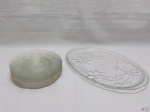 Lote composto de travessa oval rasa com 6 pratos de sobremesa em vidro moldado. Medindo a travessa 37cm x 25cm.