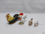 Lote de 3 enfeites na forma de galinha sendo 3 em porcelana e uma em resina. Medindo o maior em resina 11cm de altura.