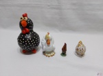 Lote de 3 enfeites na forma de galinha sendo 2 em porcelana, uma em madeira e uma em resina. Medindo o maior em madeira 15cm de altura.