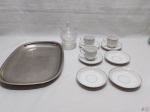 Lote diverso composto de 3 xícaras de café com 6 pires em porcelana, bandeja retangular em aço inox e açucareiro em vidro lapidado. Medindo a bandeja 34cm x 24cm.