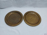Par de medalhões, bandejas redondas em metal dourado, trabalhado. Medindo o maior 30cm de diâmetro.