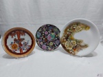 Lote de 3 pratos decorativos em porcelana. Medindo o maior 25,5cm de diâmetro.