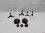 Lote composto de 8 suportes de mesa para pratos decorativos e 5 peanhas. Materiais diversos. Medindo o suporte maior em acrílico 9cm de altura.