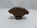 Serre livre, aparador de livro em bronze maciço na forma de engrenagem. Medindo 12,5cm x 5cm x 8cm de altura.