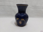Lindo vaso floreira bojudo em porcelana azul cobalto com detalhes ouro. Medindo 18cm de altura x 11,5cm de diâmetro de bojo.