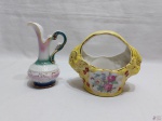 Lote composto de cesta em porcelana trabalhada com relevos e pintura floral. e uma jarra em porcelana pintada com friso ouro. Medindo a cesta 15cm de altura. Cesta com restauro na alça.